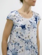 patron de couture Barcelona en version robe, réalisé dans un tissu fleuri dans les tons bleus, vue de face portrait américain