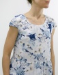 patron de couture Barcelona en version robe, réalisé dans un tissu fleuri dans les tons bleus, vue de face portrait américain