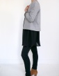 patron de couture Veste Claudie réalisée sans clo Claudine dans un jacquard noir et blanc avec poignets contrastants, vue de profil en pied