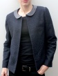 patron de couture Veste Claudie réalisée dans un tissu natté dans les tons bleus, avec col claudine en cuir marron, vue de face portrait américain