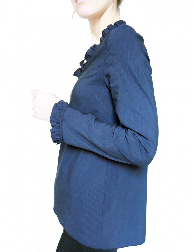 Blouse Bohème réalisée dans un élégant tissu bleu nuit France Duval Stalla, vue de face portrait américain