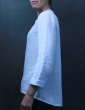 patron de couture Blouse Bohème réalisée dans une double gaze blanche France Duval Stalla, vue de profil