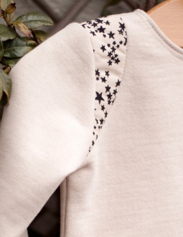 Sweat Scammit réalisé dans un molleton beige, empiècements épaule noir et beige, focus sur l'empiècement épaule