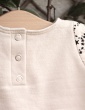 patron de couture Sweat Scammit réalisé dans un molleton beige, empiècements épaule noir et beige, focus sur la patte de boutonnage au dos