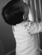 patron de couture Sweat Scammit réalisé dans un molleton beige, empiècements épaule noir et beige, vue de 3/4 porté par un enfant de 2 ans