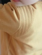 patron de couture Sweat Scammit réalisé dans un molleton moutarde, empiècements épaule dans le même tissu surpiqué, focus sur l'empiècement épaule