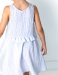 patron de couture Robe Petite Lune réalisée dans un tissu léger rayé bleu et blanc, vue de dos
