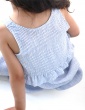 patron de couture Robe Petite Lune réalisée dans un tissu léger rayé bleu et blanc, vue de dos assise