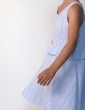 patron de couture Robe Petite Lune réalisée dans un tissu léger rayé bleu et blanc, vue de profil