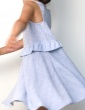 patron de couture Robe Petite Lune réalisée dans un tissu léger rayé bleu et blanc, vue de profile, jupe qui vole