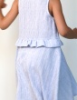 patron de couture Robe Petite Lune réalisée dans un tissu léger rayé bleu et blanc, vue de dos en mouvement