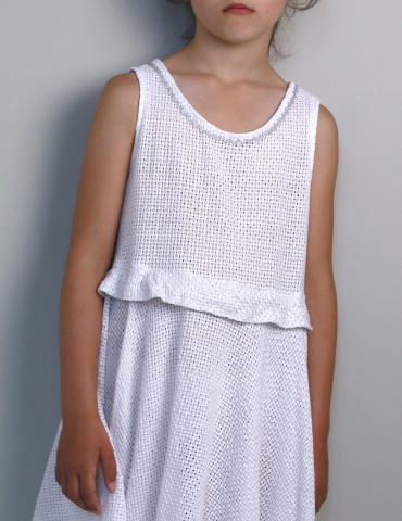 Robe Petite Lune réalisée dans un léger jacquard blanc, vue de face