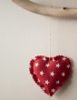 patron de couture Mobile composé de 15 cœurs dans des tons chauds,  gros plan sur un cœur