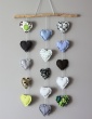 patron de couture Mobile composé de 15 cœurs dans des tons froids, accroché au mur
