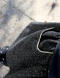 patron de couture Jupe Froncette réalisée dans lainage gris à pois dorés France Duval Stalla, focus sur le passepoil doré des poches
