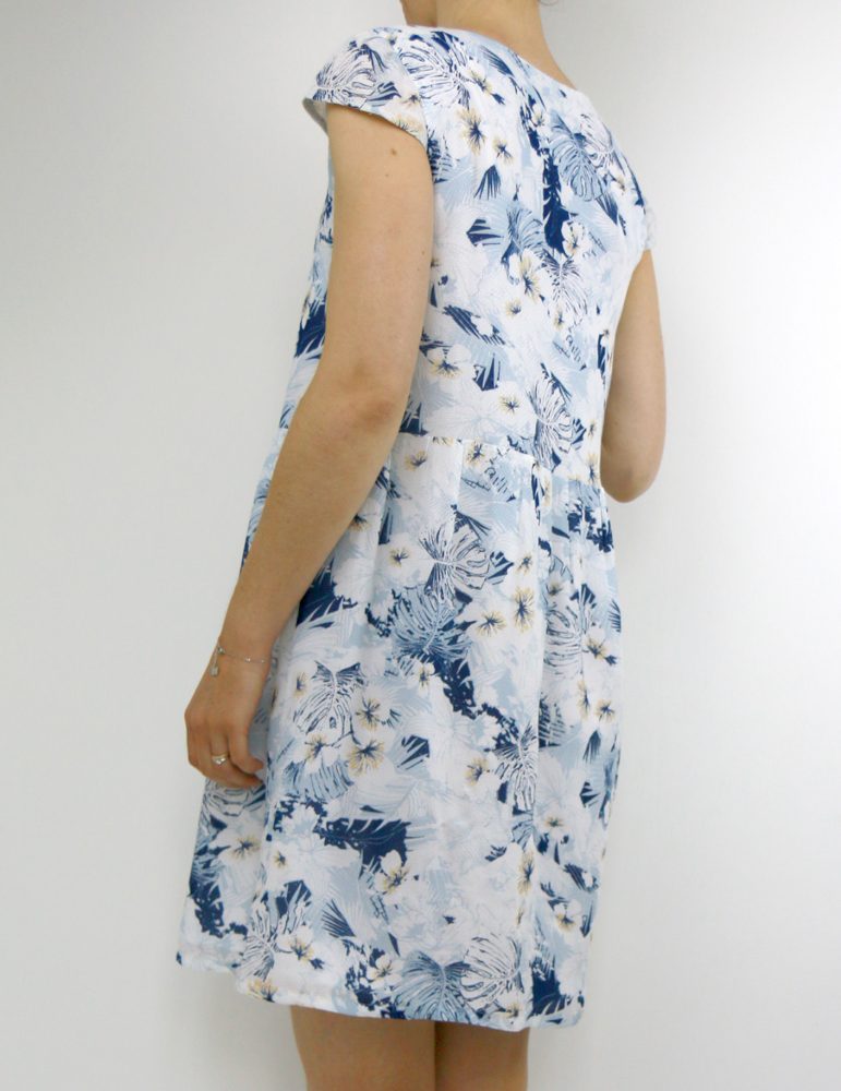 Barcelona en version robe, réalisé dans un tissu fleuri dans les tons bleus, vue de 3/4 dos
