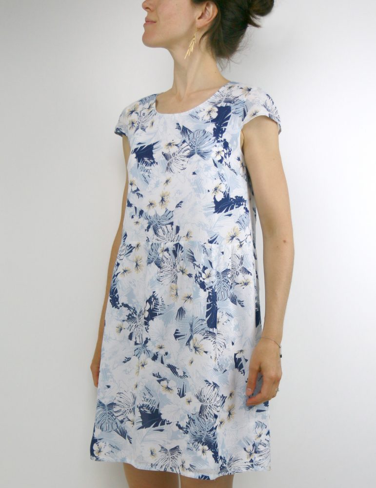 Barcelona en version robe, réalisé dans un tissu fleuri dans les tons bleus, vue de 3/4 face