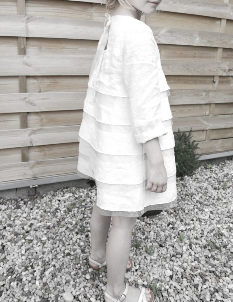 Robe Petite Fée réalisée dans dans un lin plumetis blanc France Duval Stalla, vue de profil