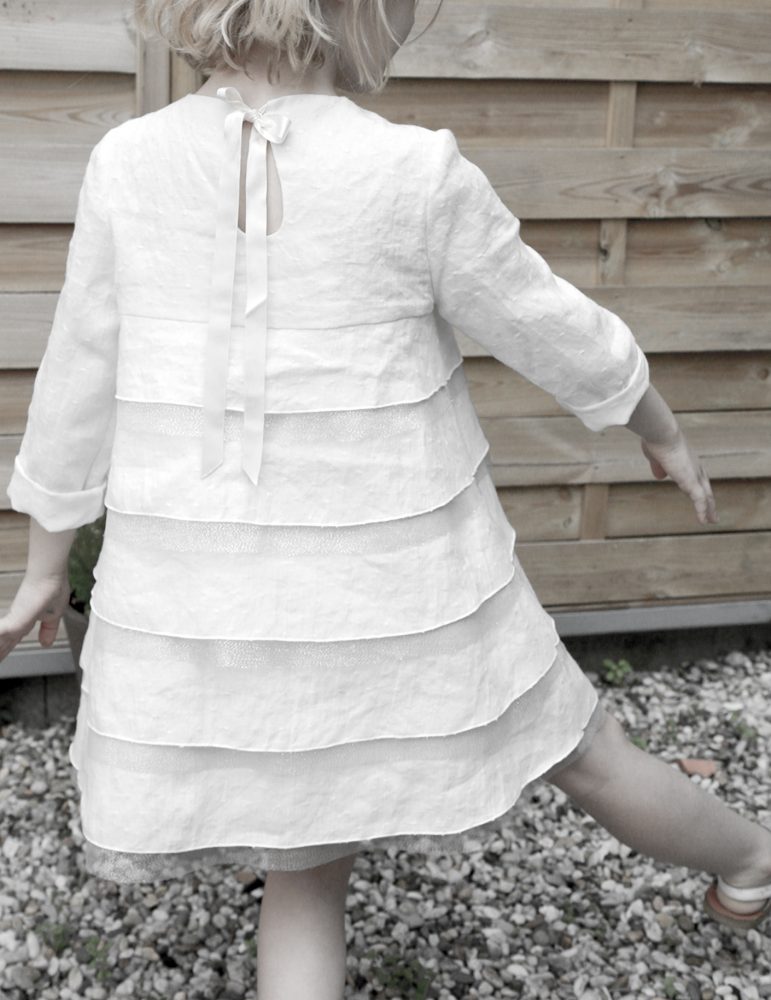 Robe Petite Fée réalisée dans dans un lin plumetis blanc France Duval Stalla, vue de 3/4