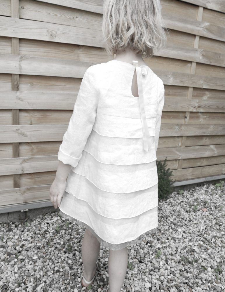 Robe Petite Fée réalisée dans dans un lin plumetis blanc France Duval Stalla, vue de face portrait américain